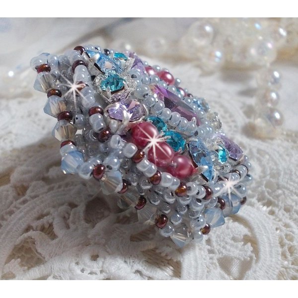 Mademoiselle Bluse ring geborduurd met Swarovski kristallen en prachtige parels van kwaliteit