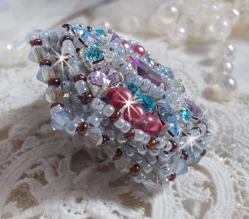 Mademoiselle Bluse ring geborduurd met Swarovski kristallen en prachtige parels van kwaliteit