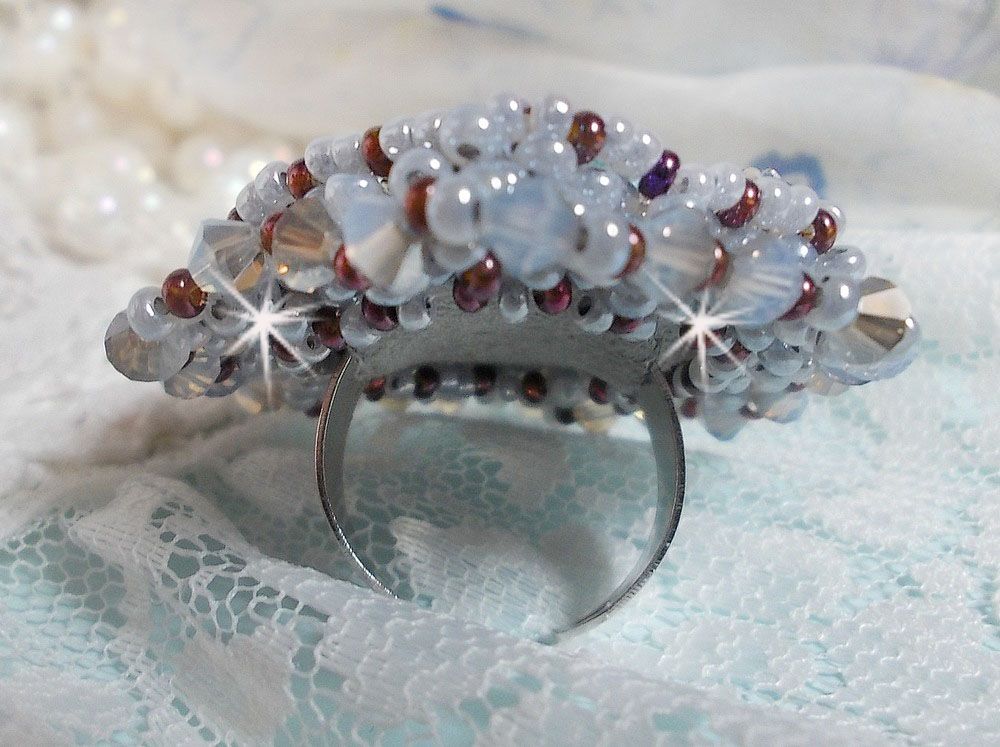 Mademoiselle Bluse ring geborduurd met Swarovski kristallen en prachtige parels van kwaliteit