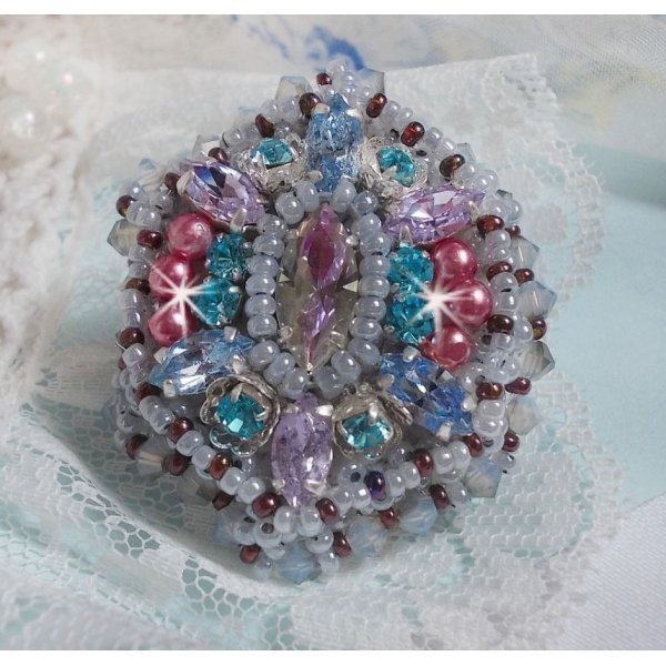 Mademoiselle Bluse ring geborduurd met Swarovski kristallen en prachtige parels van kwaliteit
