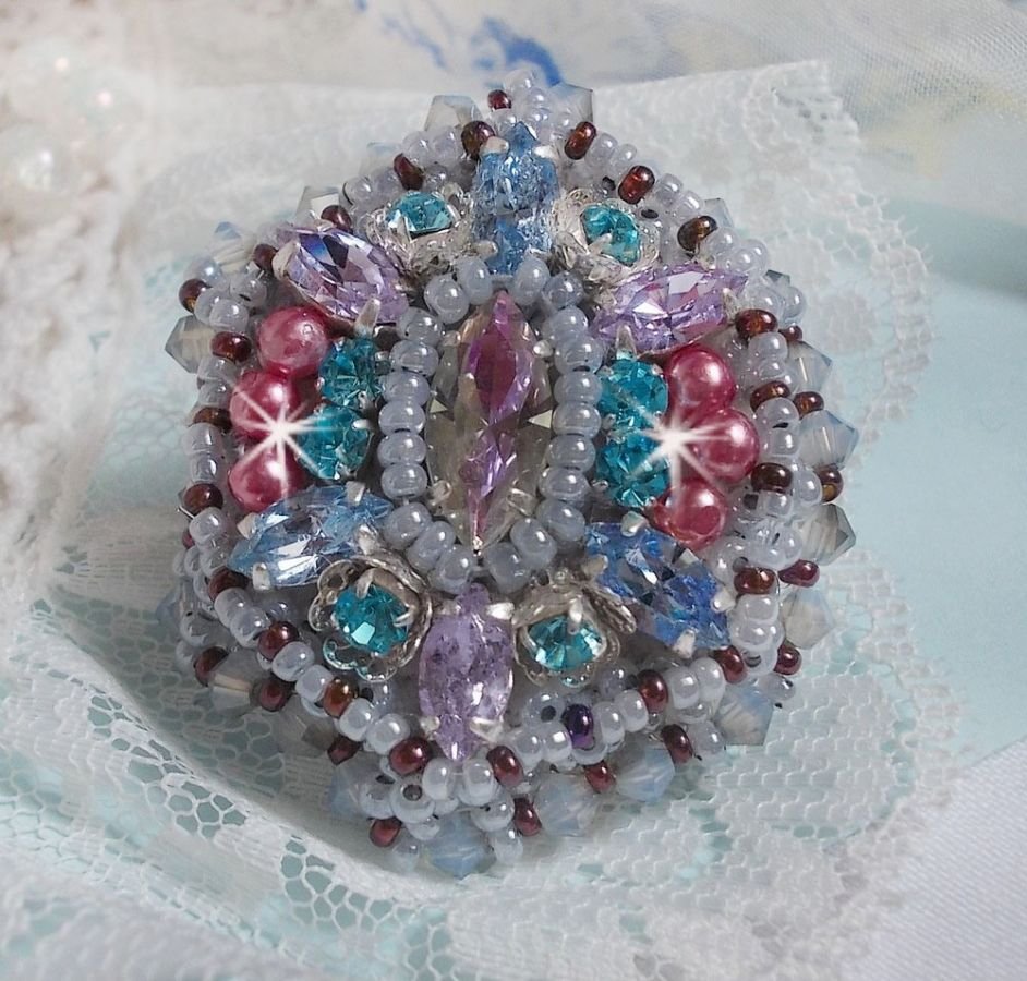 Mademoiselle Bluse ring geborduurd met Swarovski kristallen en prachtige parels van kwaliteit