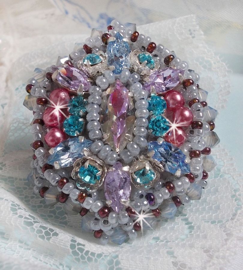 Mademoiselle Bluse ring geborduurd met Swarovski kristallen en prachtige parels van kwaliteit