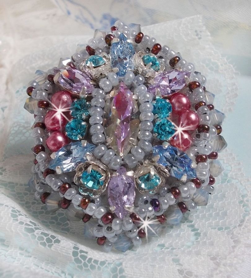 Mademoiselle Bluse ring geborduurd met Swarovski kristallen en prachtige parels van kwaliteit