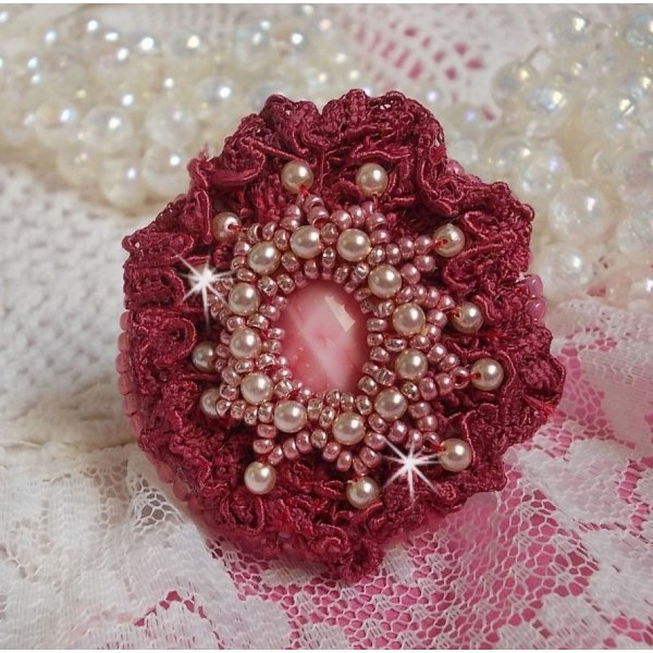 Bague Magnolia brod&eacute;e avec une dentelle bordeaux, un cabochon facett&eacute; Rose et des perles nacr&eacute;es