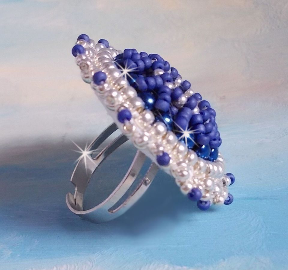 Marineblauwe ring geborduurd met Swarovski kristal, ronde parels en Miyuki rocailles