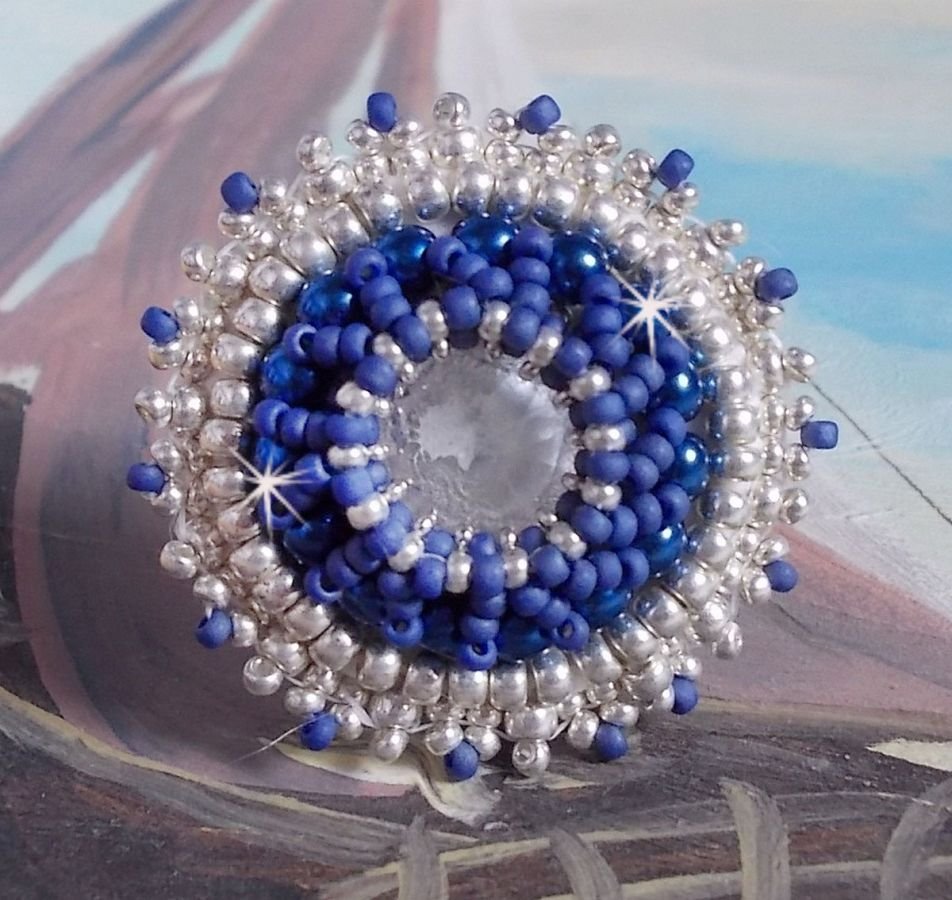 Marineblauwe ring geborduurd met Swarovski kristal, ronde parels en Miyuki rocailles