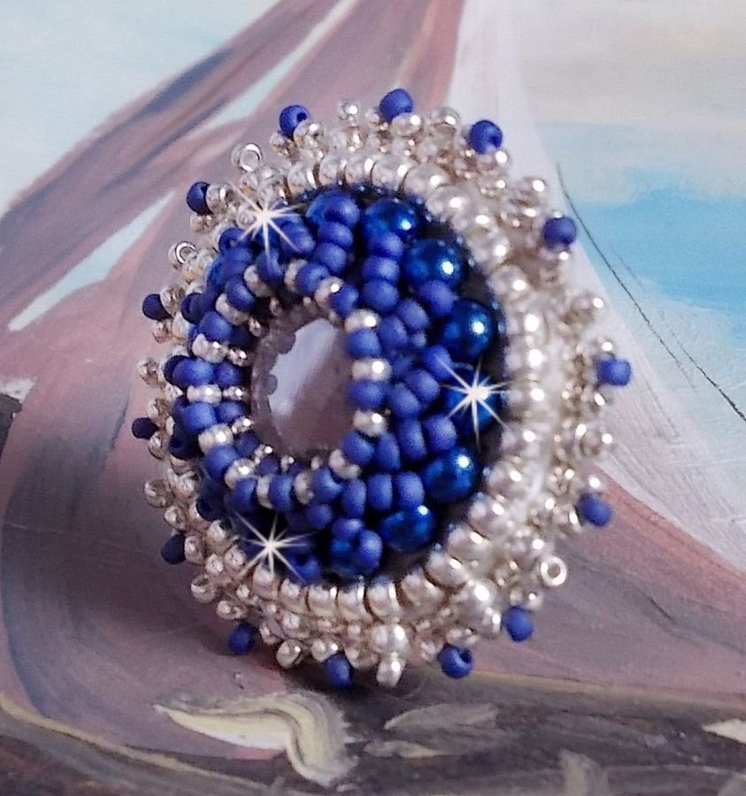 Marineblauwe ring geborduurd met Swarovski kristal, ronde parels en Miyuki rocailles