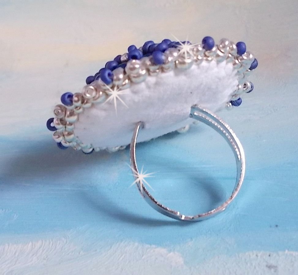 Marineblauwe ring geborduurd met Swarovski kristal, ronde parels en Miyuki rocailles