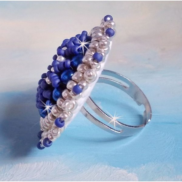Marineblauwe ring geborduurd met Swarovski kristal, ronde parels en Miyuki rocailles