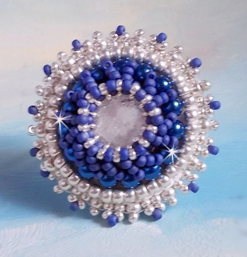 Marineblauwe ring geborduurd met Swarovski kristal, ronde parels en Miyuki rocailles