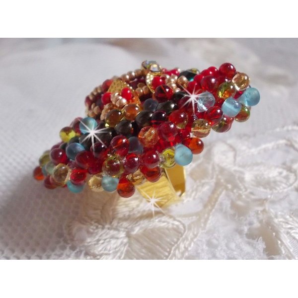 Mia ring geborduurd met een barok Vintage Aziatische robijn cabochon en zeer fijne parels.