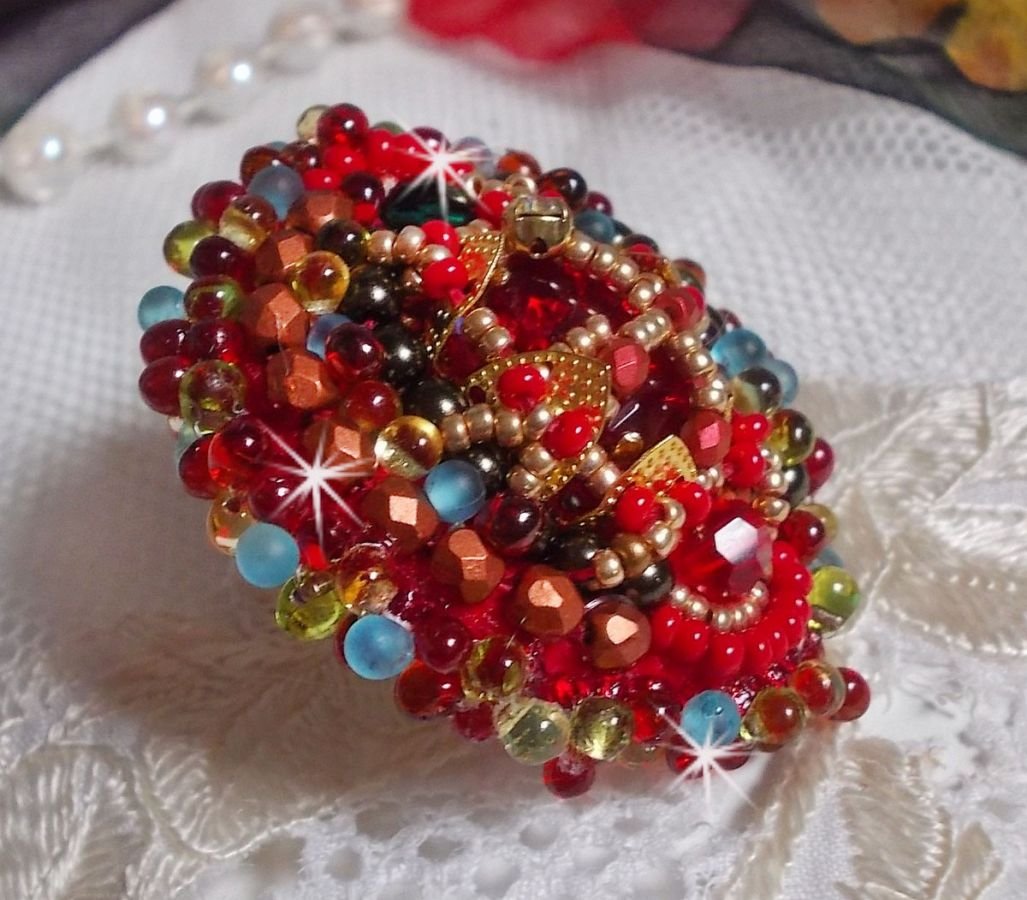 Mia ring geborduurd met een barok Vintage Aziatische robijn cabochon en zeer fijne parels.
