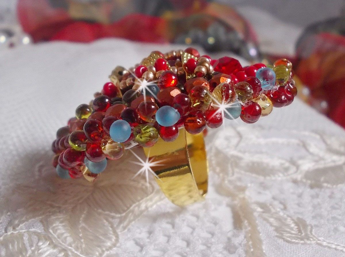 Mia ring geborduurd met een barok Vintage Aziatische robijn cabochon en zeer fijne parels.