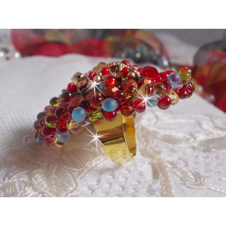 Mia ring geborduurd met een barok Vintage Aziatische robijn cabochon en zeer fijne parels.