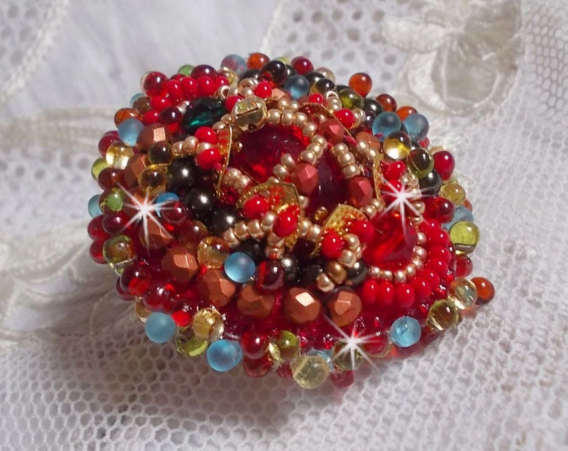 Mia ring geborduurd met een barok Vintage Aziatische robijn cabochon en zeer fijne parels.