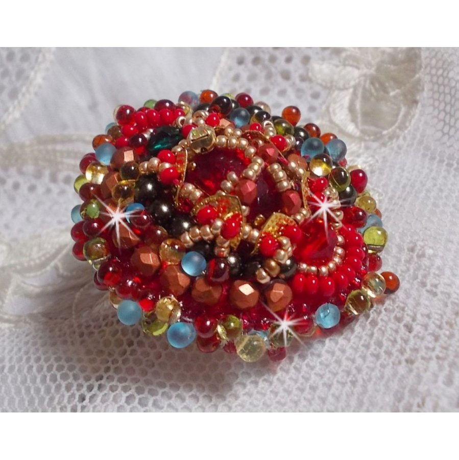 Mia ring geborduurd met een barok Vintage Aziatische robijn cabochon en zeer fijne parels.