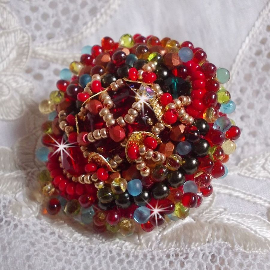 Mia ring geborduurd met een barok Vintage Aziatische robijn cabochon en zeer fijne parels.