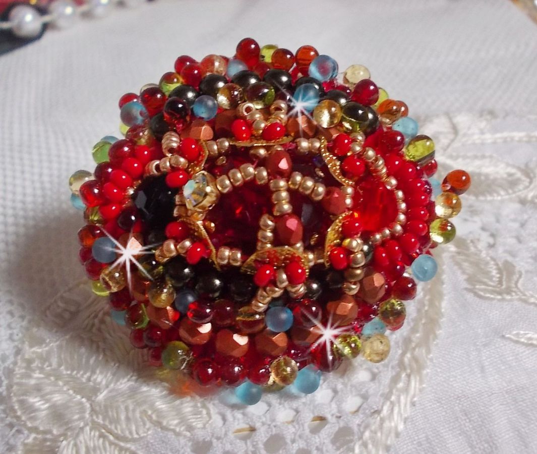 Mia ring geborduurd met een barok Vintage Aziatische robijn cabochon en zeer fijne parels.
