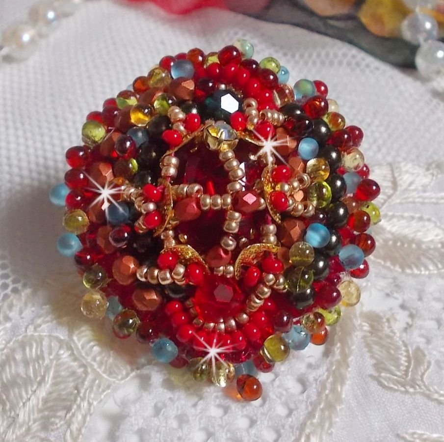Mia ring geborduurd met een barok Vintage Aziatische robijn cabochon en zeer fijne parels.