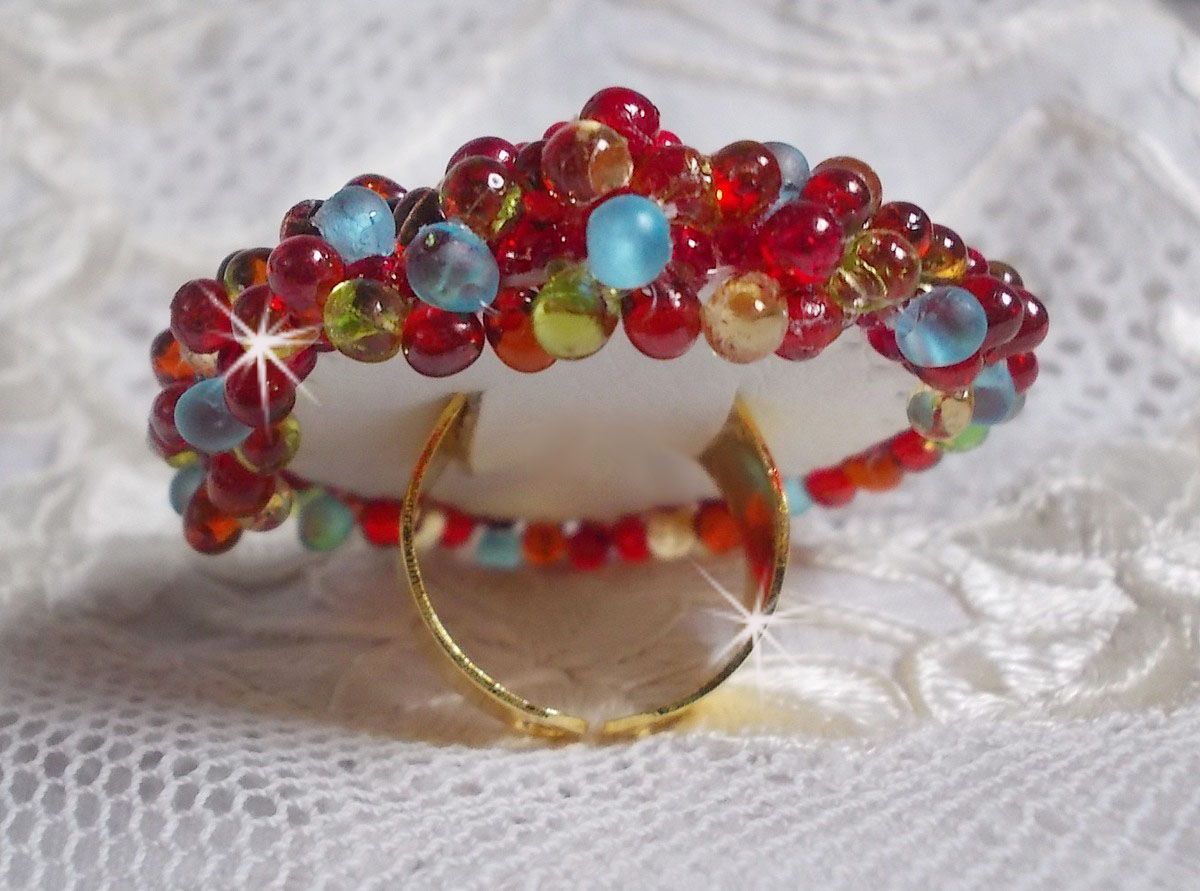 Mia ring geborduurd met een barok Vintage Aziatische robijn cabochon en zeer fijne parels.