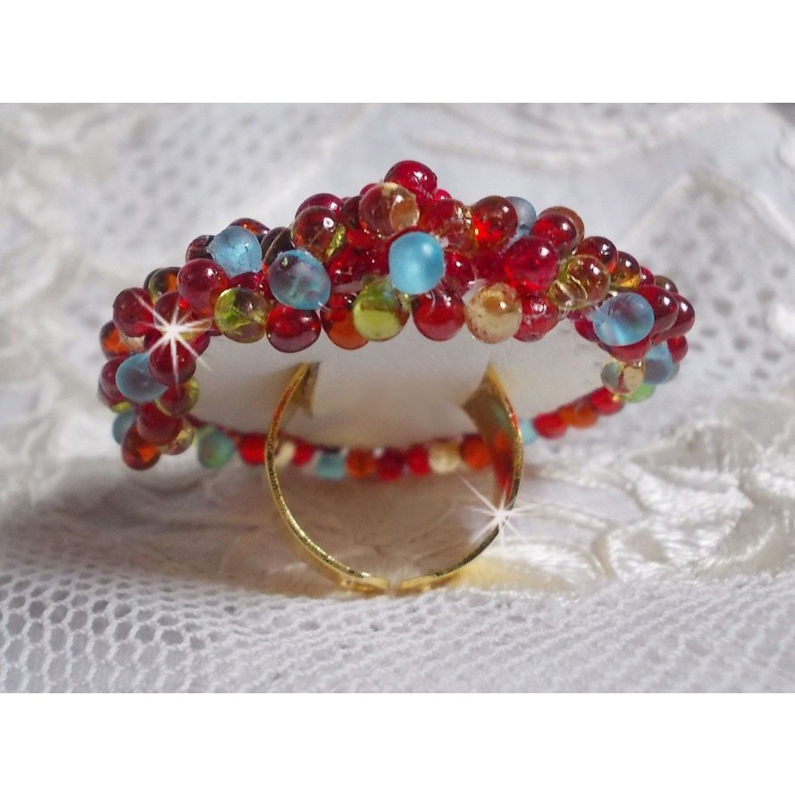 Mia ring geborduurd met een barok Vintage Aziatische robijn cabochon en zeer fijne parels.