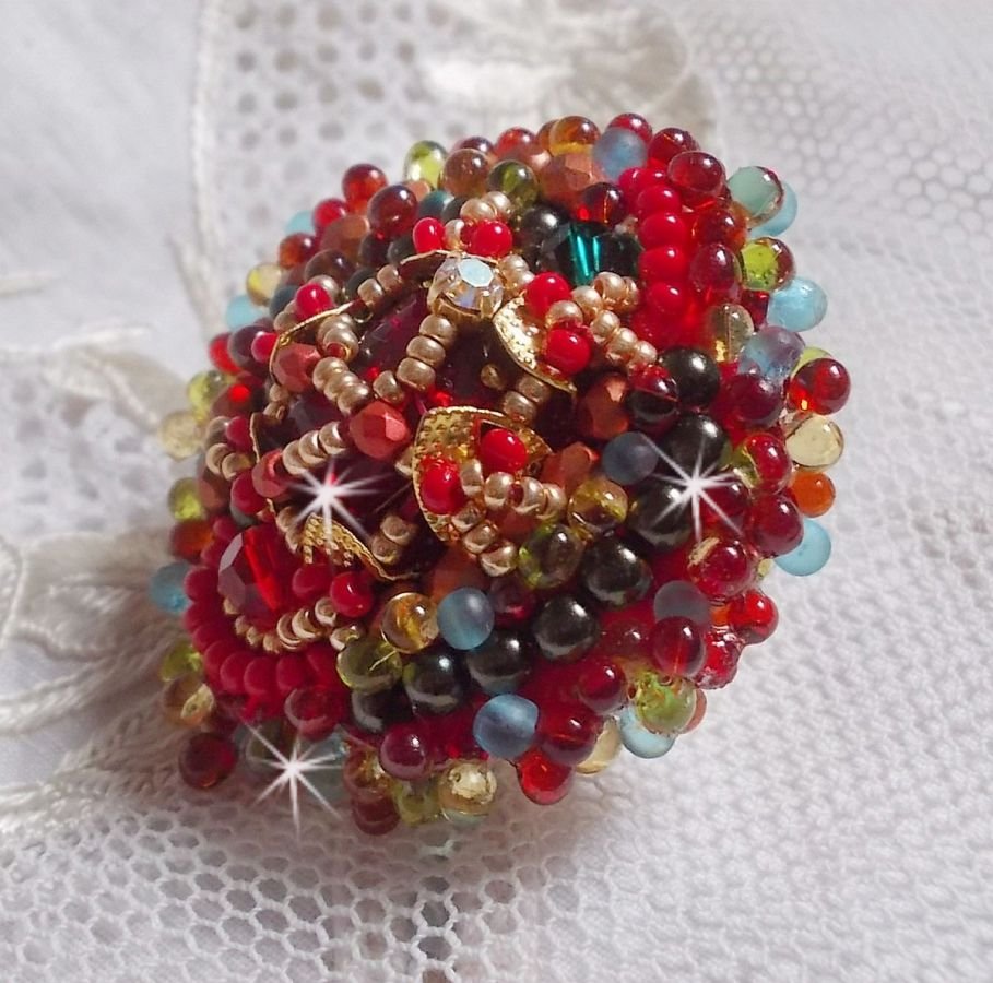 Mia ring geborduurd met een barok Vintage Aziatische robijn cabochon en zeer fijne parels.