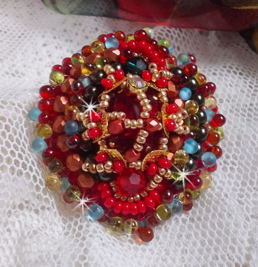 Mia ring geborduurd met een barok Vintage Aziatische robijn cabochon en zeer fijne parels.