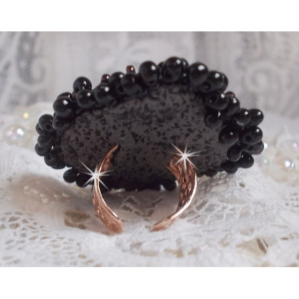 Bague Midnight Daisy brod&eacute;e avec des perles nacr&eacute;es noires, des chatons Cristal et des rocailles Miyuki