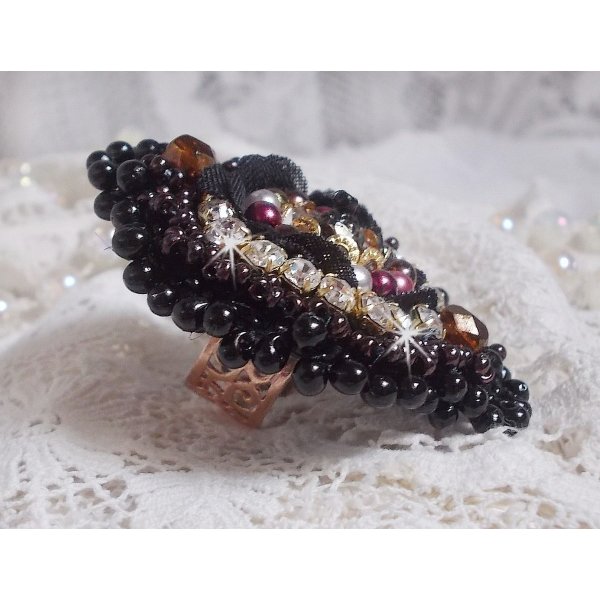 Bague Midnight Daisy brod&eacute;e avec des perles nacr&eacute;es noires, des chatons Cristal et des rocailles Miyuki