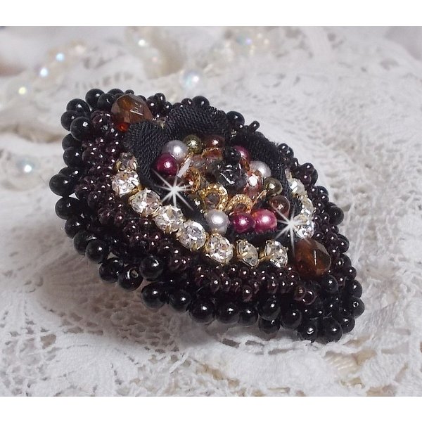 Bague Midnight Daisy brod&eacute;e avec des perles nacr&eacute;es noires, des chatons Cristal et des rocailles Miyuki