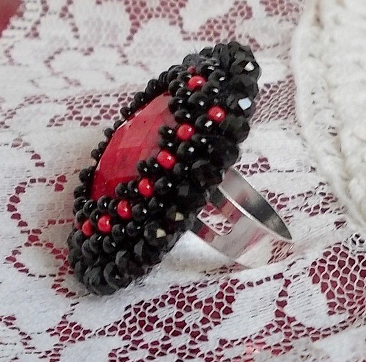 Midnight in Paris ring geborduurd met een rode facet geslepen cabochon en ronde zwarte parels