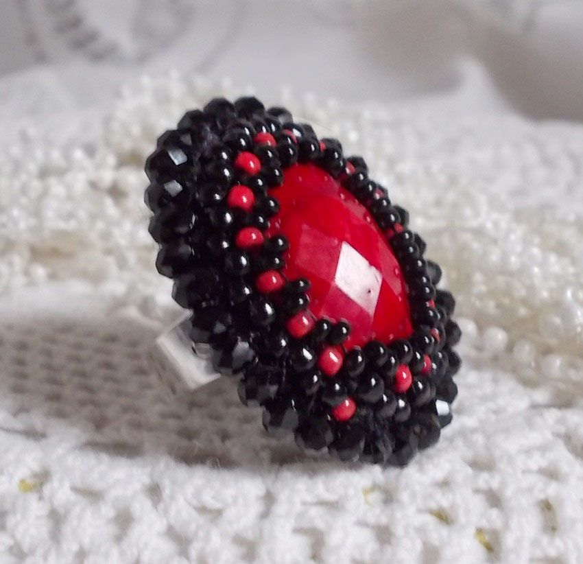Midnight in Paris ring geborduurd met een rode facet geslepen cabochon en ronde zwarte parels
