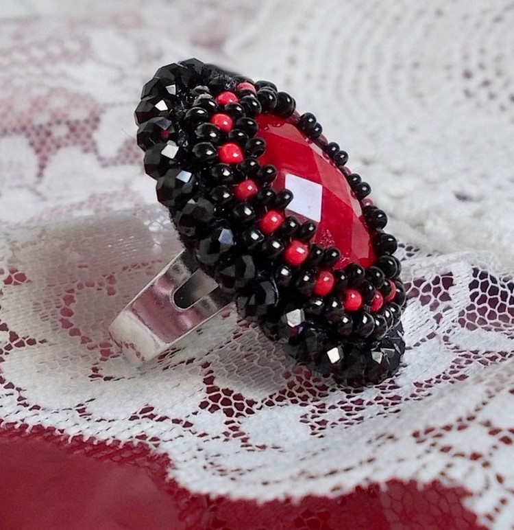 Midnight in Paris ring geborduurd met een rode facet geslepen cabochon en ronde zwarte parels