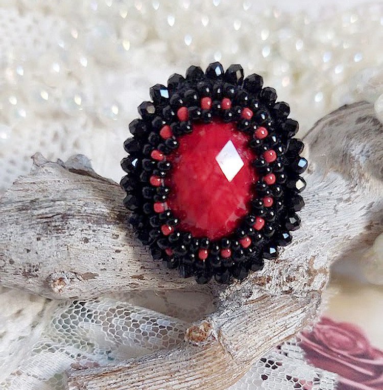 Midnight in Paris ring geborduurd met een rode facet geslepen cabochon en ronde zwarte parels