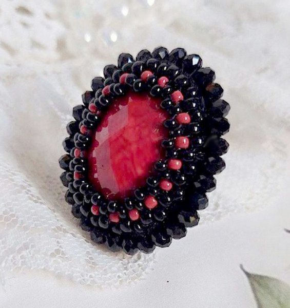 Midnight in Paris ring geborduurd met een rode facet geslepen cabochon en ronde zwarte parels