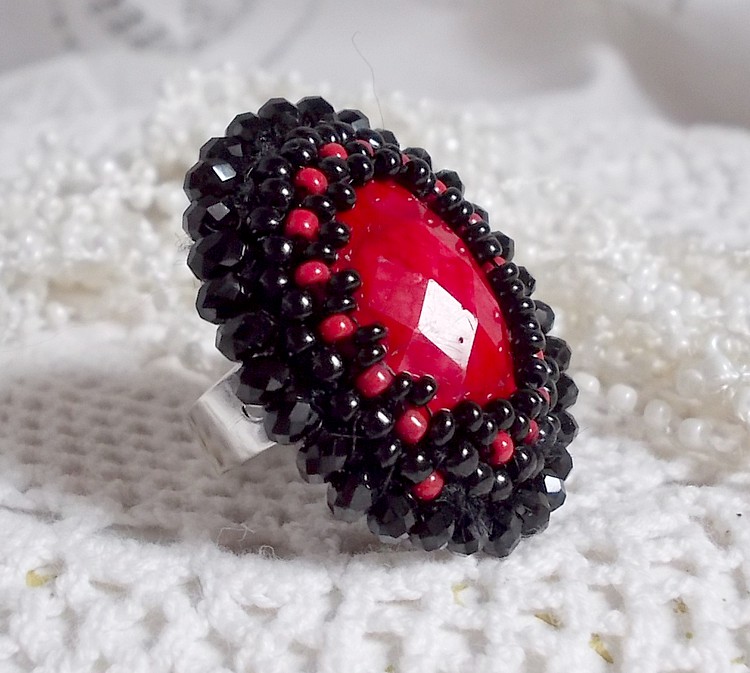 Midnight in Paris ring geborduurd met een rode facet geslepen cabochon en ronde zwarte parels
