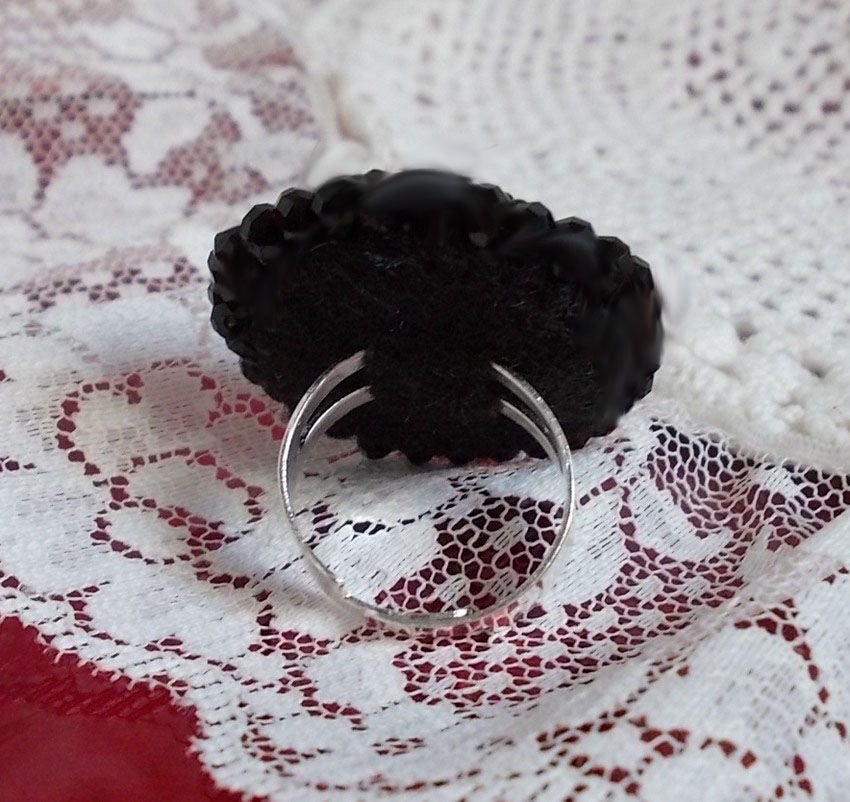 Midnight in Paris ring geborduurd met een rode facet geslepen cabochon en ronde zwarte parels