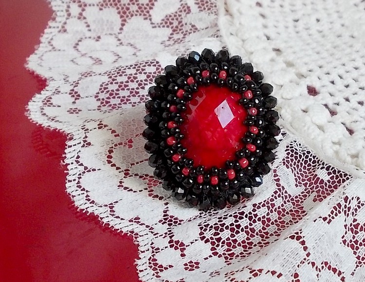 Midnight in Paris ring geborduurd met een rode facet geslepen cabochon en ronde zwarte parels