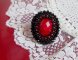 Midnight in Paris ring geborduurd met een rode facet geslepen cabochon en ronde zwarte parels