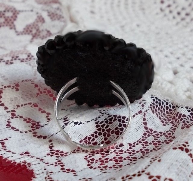 Midnight in Paris ring geborduurd met een rode facet geslepen cabochon en ronde zwarte parels
