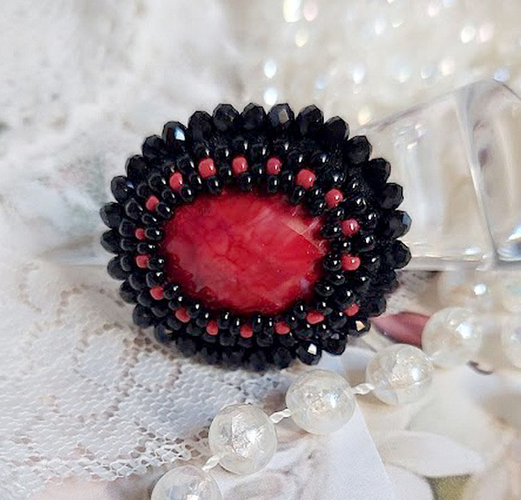 Midnight in Paris ring geborduurd met een rode facet geslepen cabochon en ronde zwarte parels