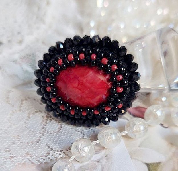 Midnight in Paris ring geborduurd met een rode facet geslepen cabochon en ronde zwarte parels