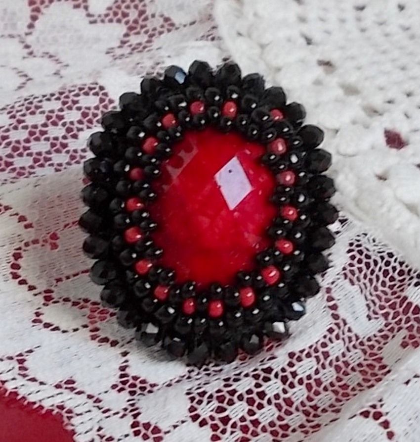 Midnight in Paris ring geborduurd met een rode facet geslepen cabochon en ronde zwarte parels