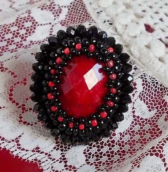 Midnight in Paris ring geborduurd met een rode facet geslepen cabochon en ronde zwarte parels