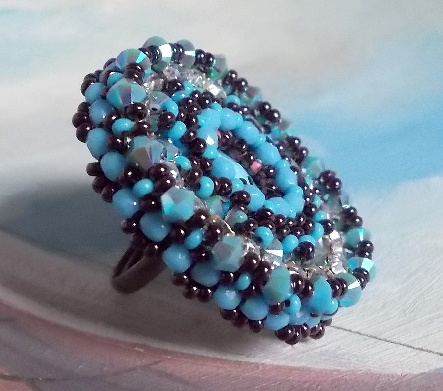 Naïade ring geborduurd met een turquoise blauwe hars en kristal cabochon, een prachtig lichtspel.