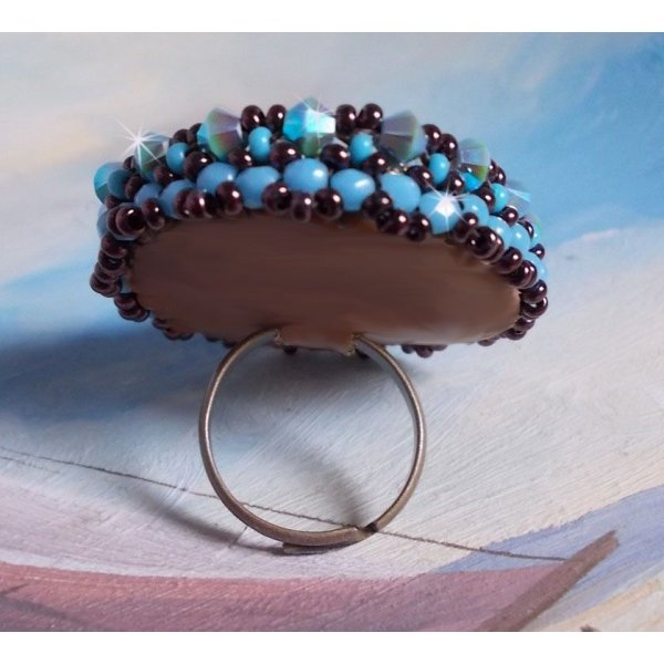 Naïade ring geborduurd met een turquoise blauwe hars en kristal cabochon, een prachtig lichtspel.
