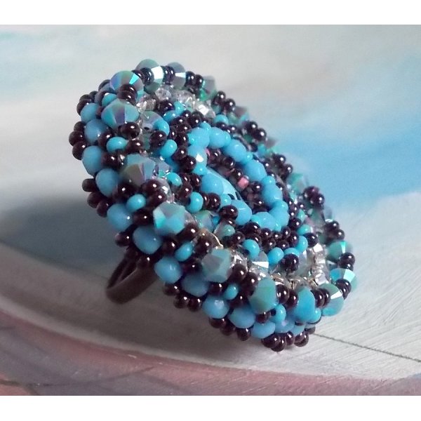 Naïade ring geborduurd met een turquoise blauwe hars en kristal cabochon, een prachtig lichtspel.