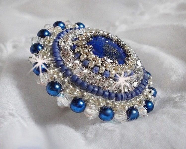 Blue Nile ring geborduurd met lapis lazuli en Swarovski kristallen