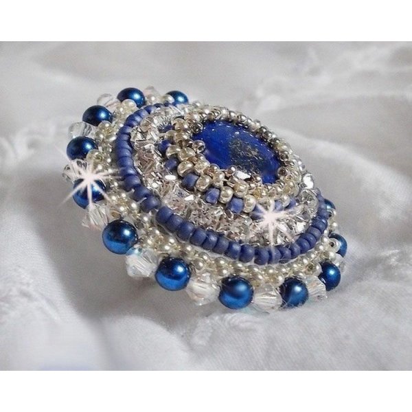 Blue Nile ring geborduurd met lapis lazuli en Swarovski kristallen