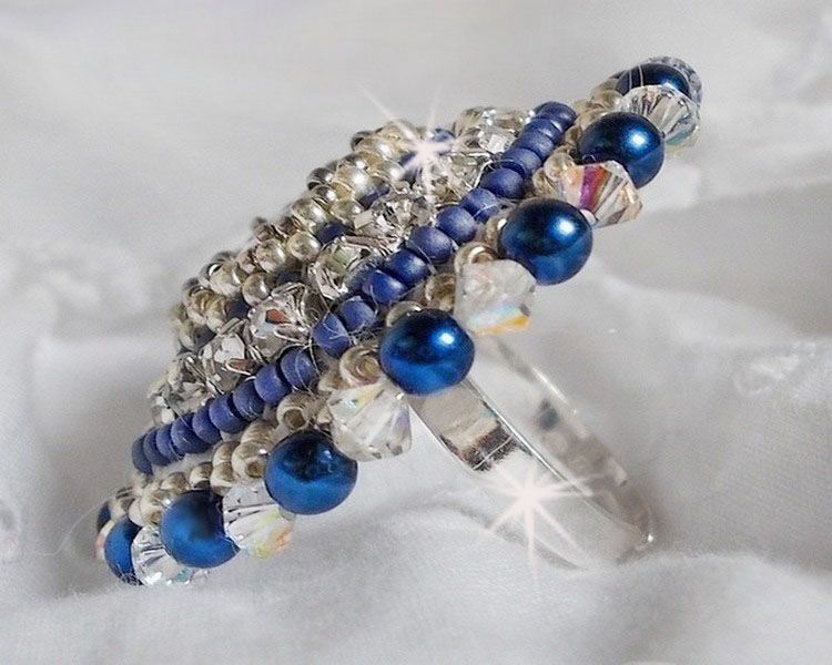 Blue Nile ring geborduurd met lapis lazuli en Swarovski kristallen